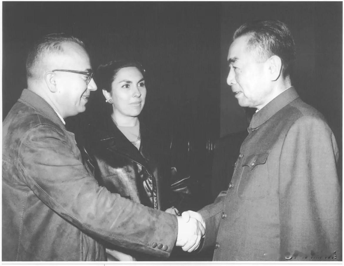 1965年11月2日，周恩来总理在人民大会堂亲切会见了来访的智利文化代表团团长贡