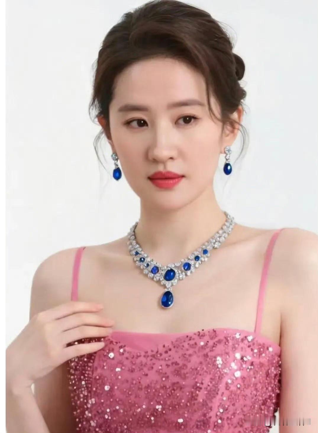 神仙姐姐这身晚礼服，穿出了国色天香。