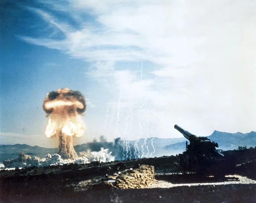 1953年5月25日，核武器试验：在内华达试验场，美国进行了首次也是唯一一次核大