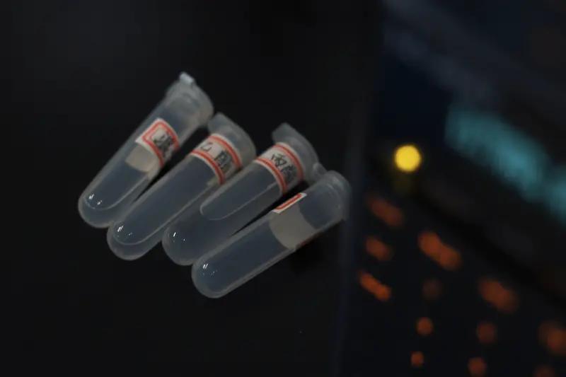 新冠试剂灵敏度高的还不少。像厦门泰普生物自主研发的新型冠状病毒核酸检测试剂盒，就
