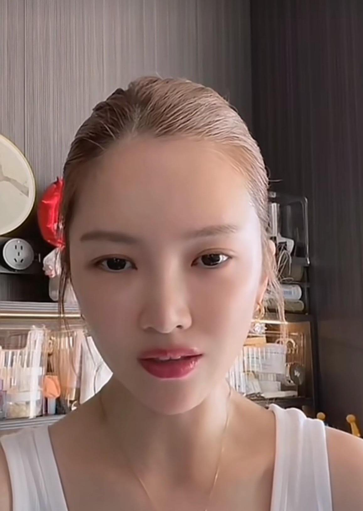 一张合照就能毁掉一个女人的清白？现在这届网友的“显微镜”真是绝了，凭个吐舌头的动