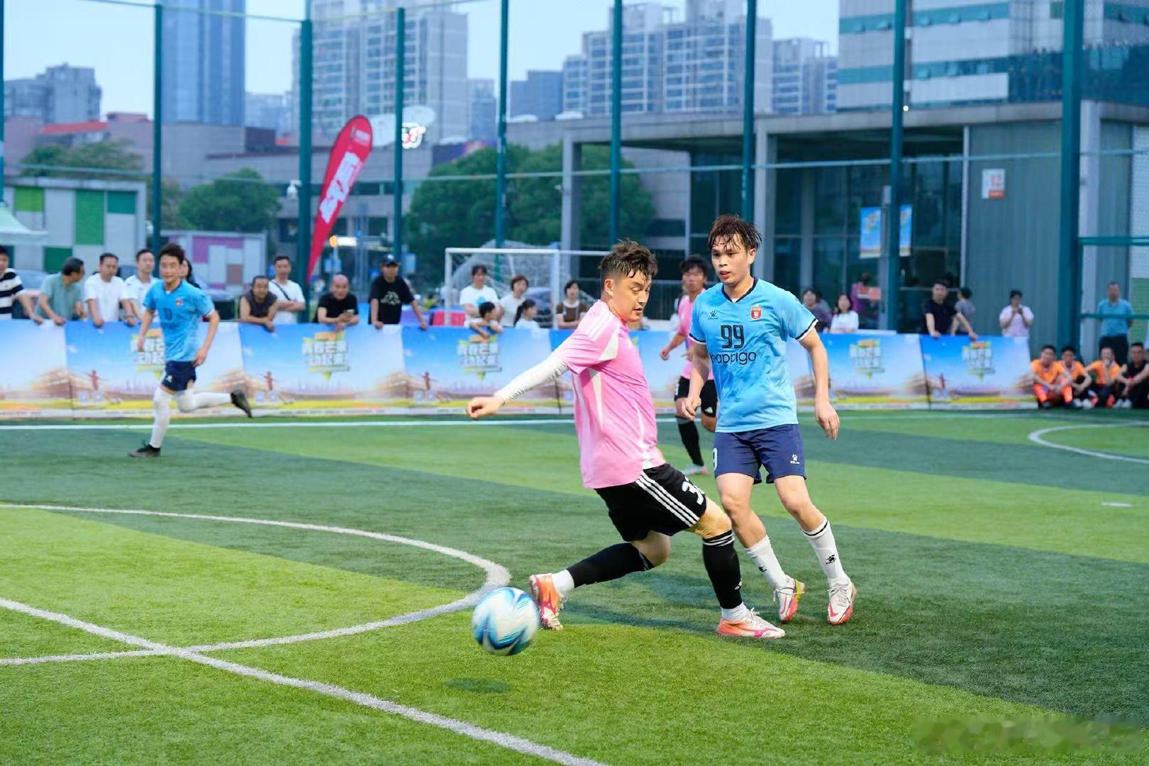 聚焦长沙夏日能量足球热浪湘式足球热血能量燃动全城夏日晚风配足球赛事，长沙的夜晚氛