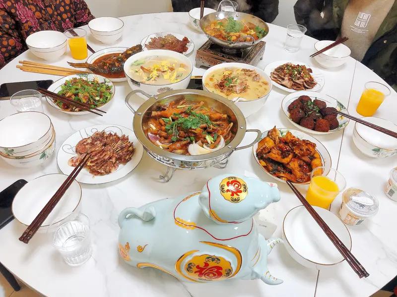 新的一年想多陪陪谁 新的一年，我最想多陪陪父母。想想以前过年，我在工作群里回祝福