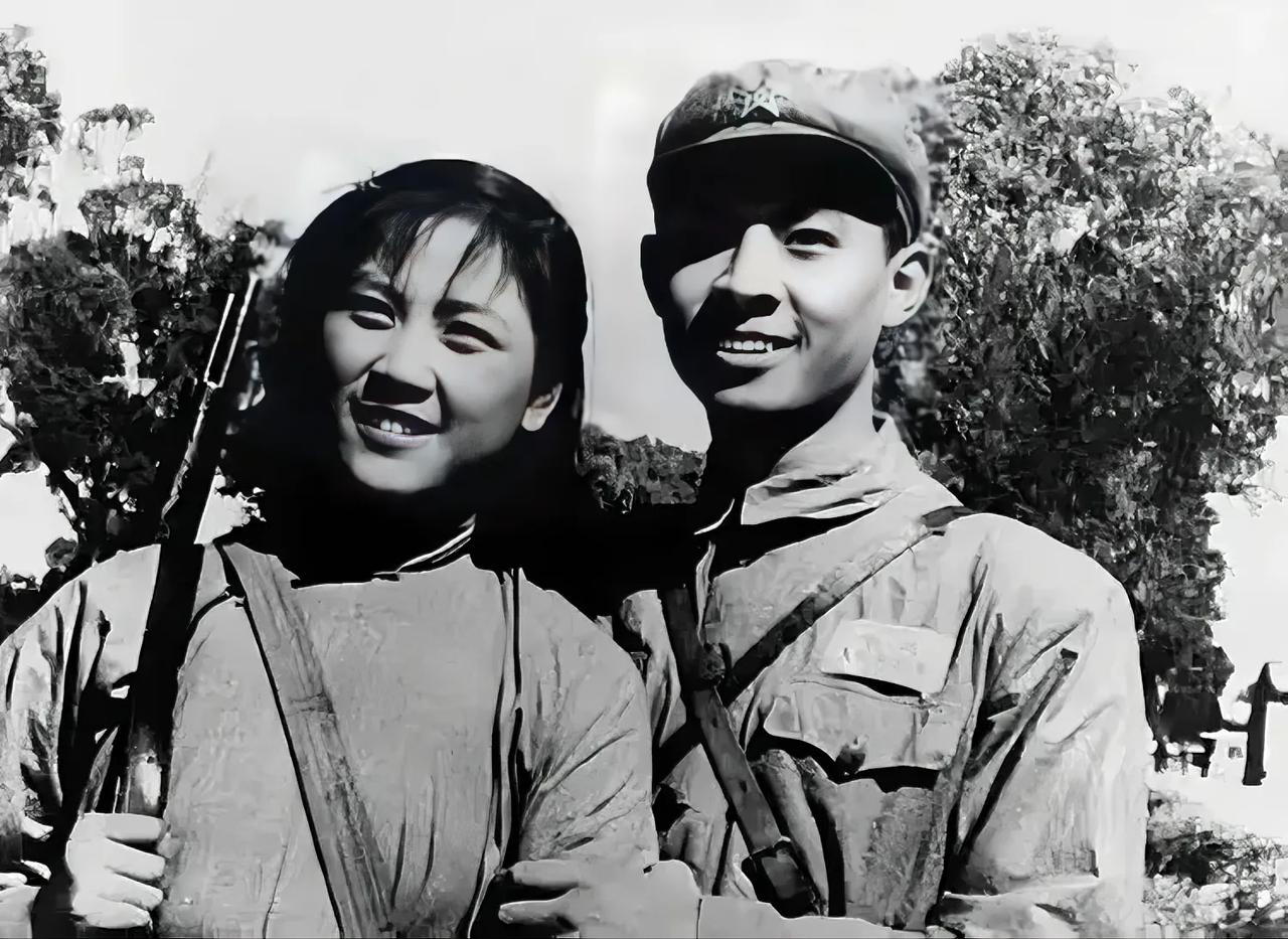 经典的剧照，《柳堡的故事》，一班长和二妹子。
陶玉玲细长的眼睛笑起来甜甜的，还有