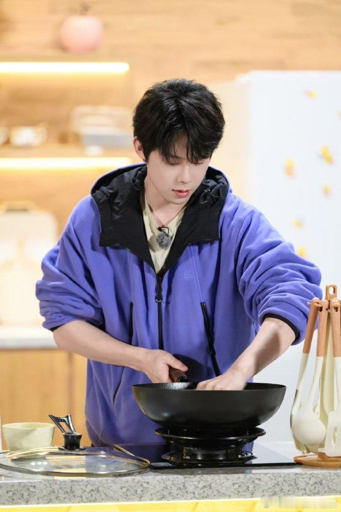 周奇说过了十五分钟就不想吃了周五晚高疯 节目氛围真的无可替代🥰，嘉宾之间自在随