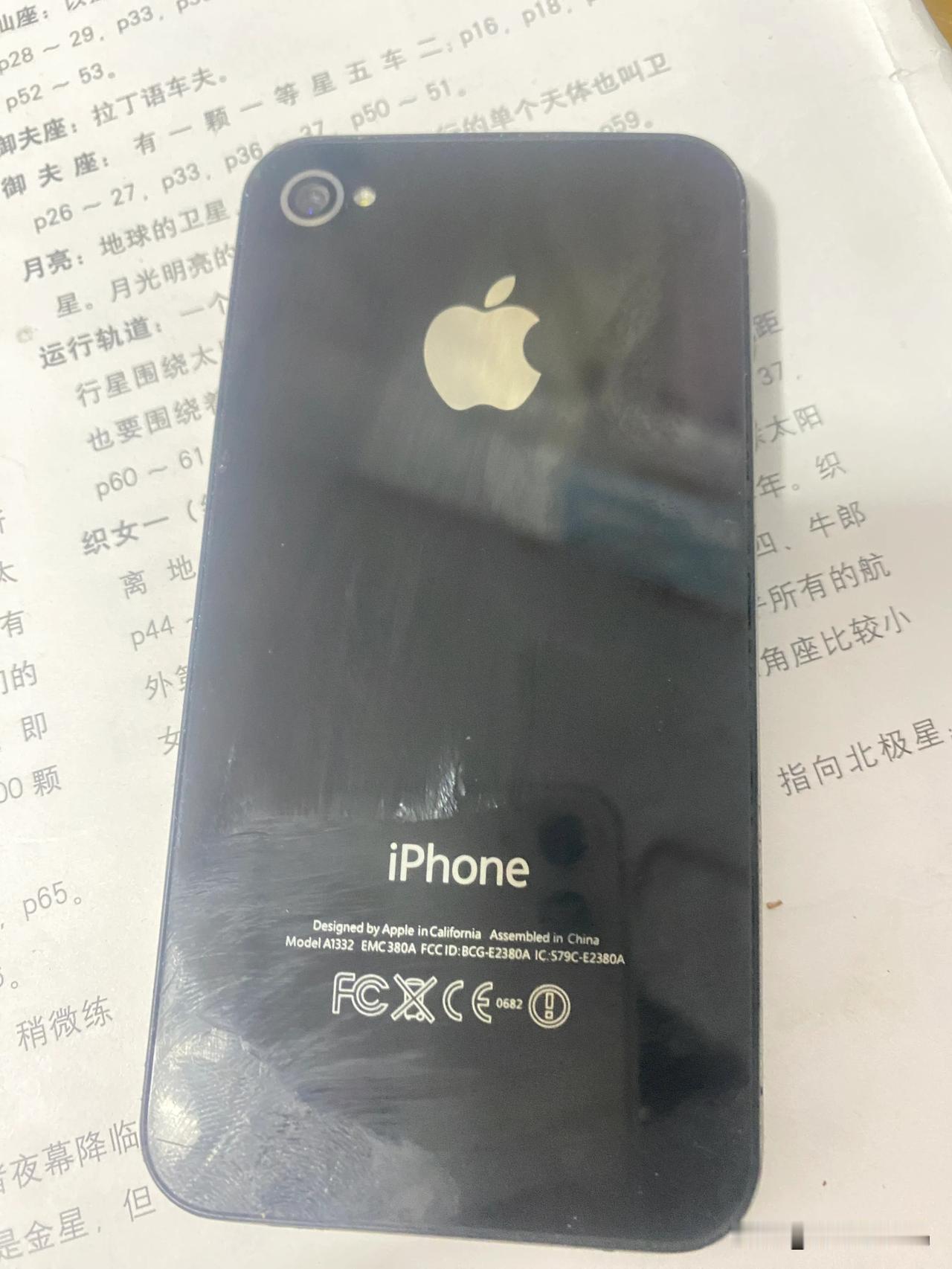 15年前的手机，
无法超越的经典 ，
iPhone4，估计保存至今的不多了吧！