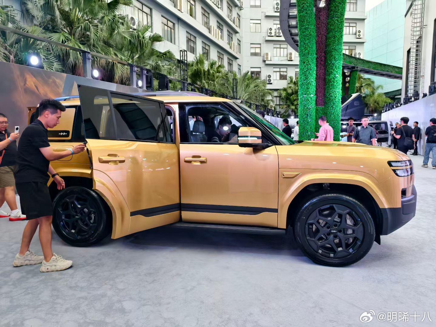 国产新能源汽车真的卷，主流的20万的家用大型车怎么选？随着比亚迪方程豹钛7发布上