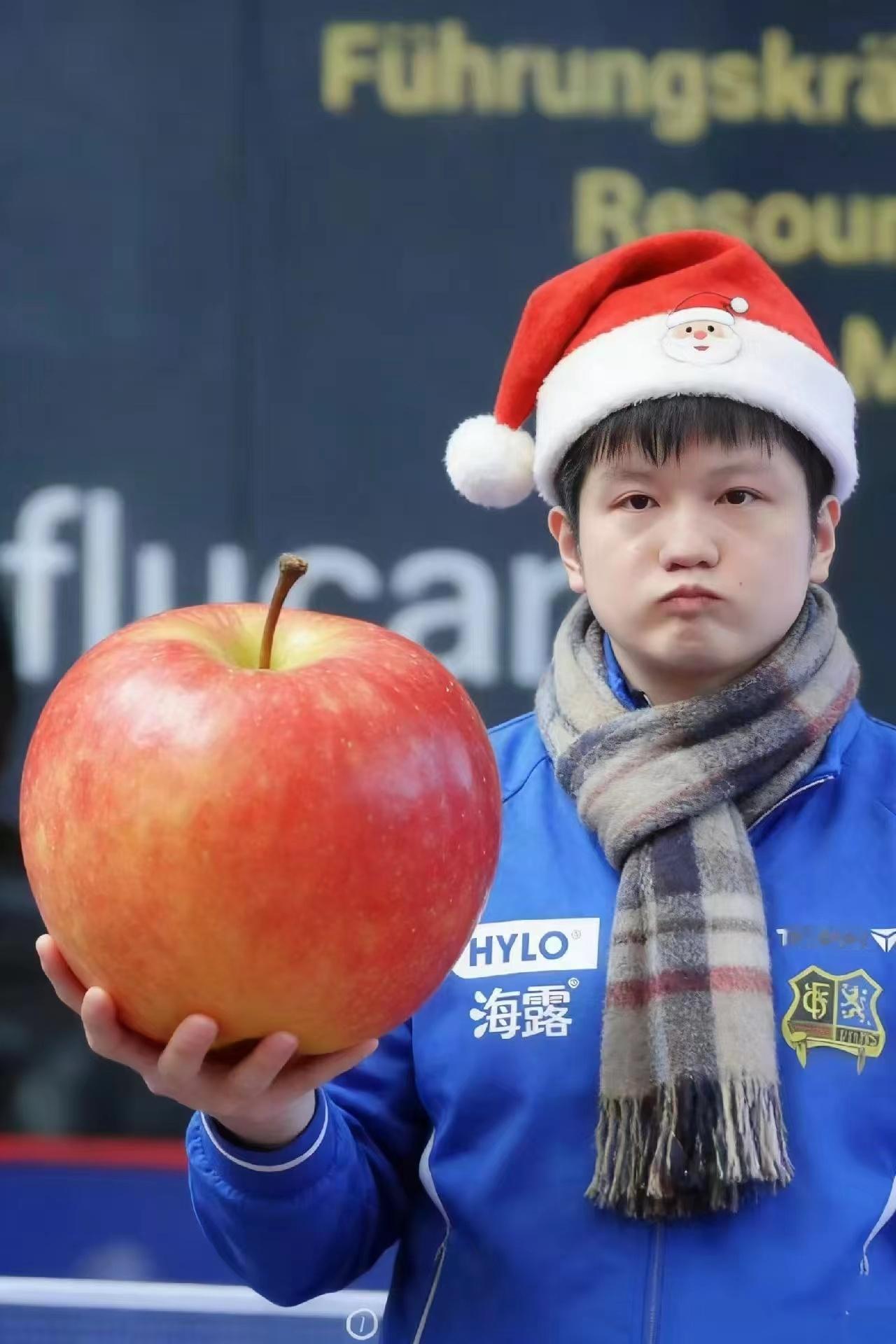 哈哈 樊宝宝 今天晚上一定开心 这么大一个🍎 