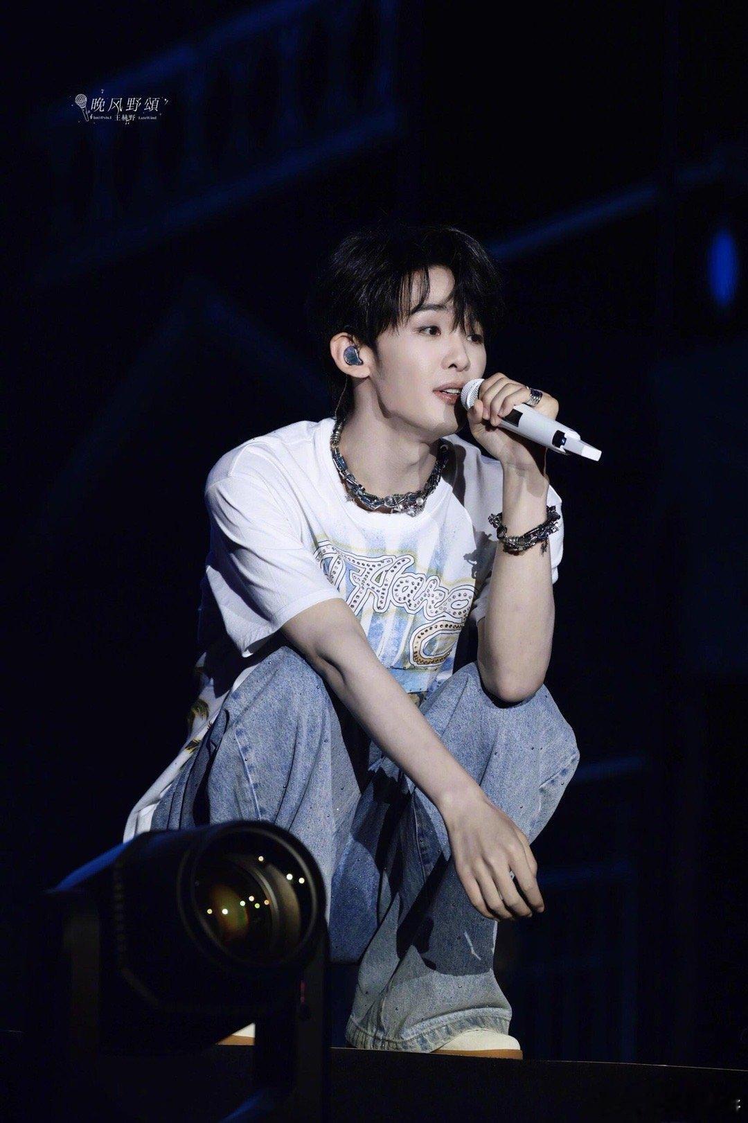 王赫野自曝居家日常：没餐桌蹲着吃，偏爱沙发睡，和郑恺、徐志胜蹲着闲聊，内娱独一份