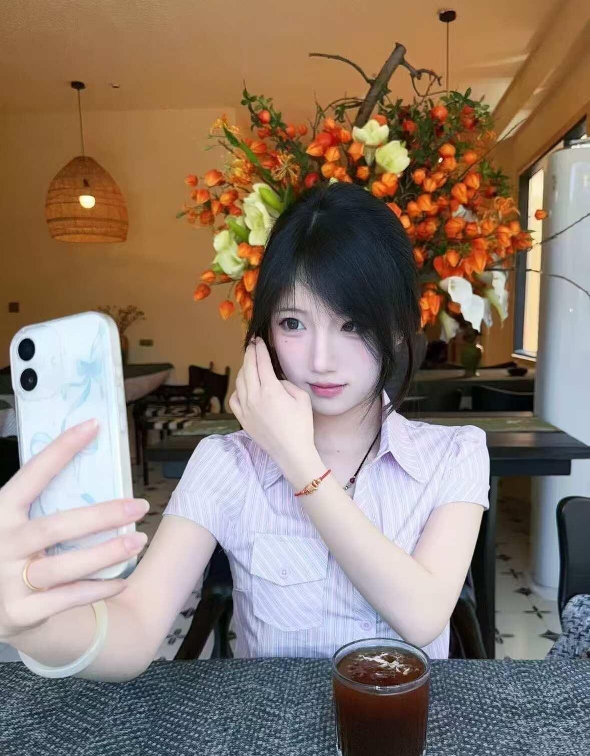 毕业照修图师问我"你下巴能P一下吗"
小时候家里人老拿这个逗我："你看你这下巴，