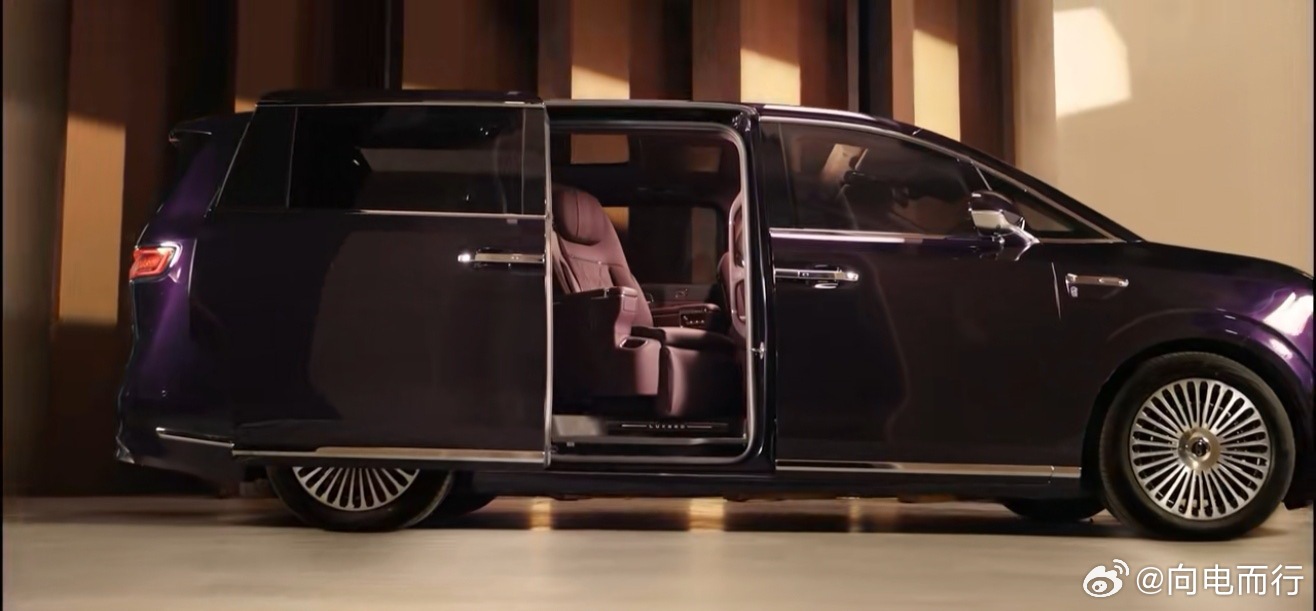 智界V9全新三连屏，二排旋转座椅智界V9