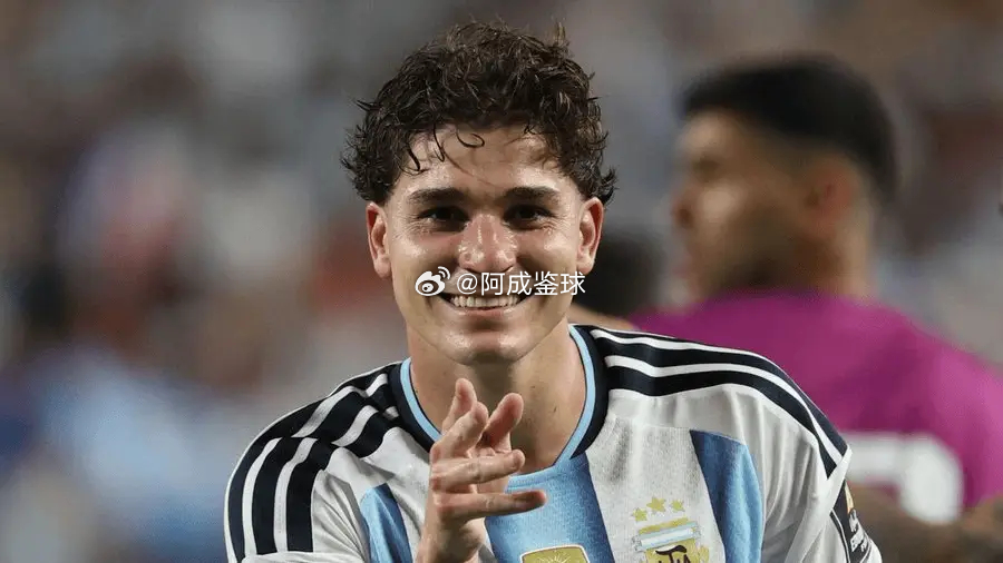 据《》记者David Bernabéu报道，巴萨内部对阿尔瓦雷斯高昂的转会费产生