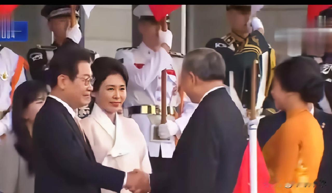 两位第一夫人皆穿本国传统服装值得赞赏，李在明夫妇在举行欢迎苏林夫妇的仪式上，韩国