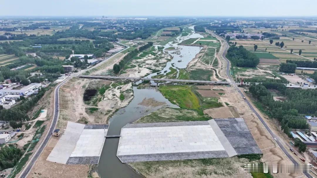 河北白沟河治理工程（涿州段）完工后的大堤现状。白沟河治理工程（涿州段）河道全长约