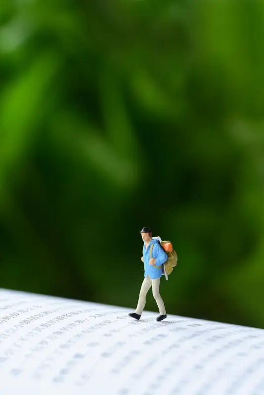 如何与小人往来

勤打招呼，少说话；
不主动来往，但不拒绝来往；

不深交，但不