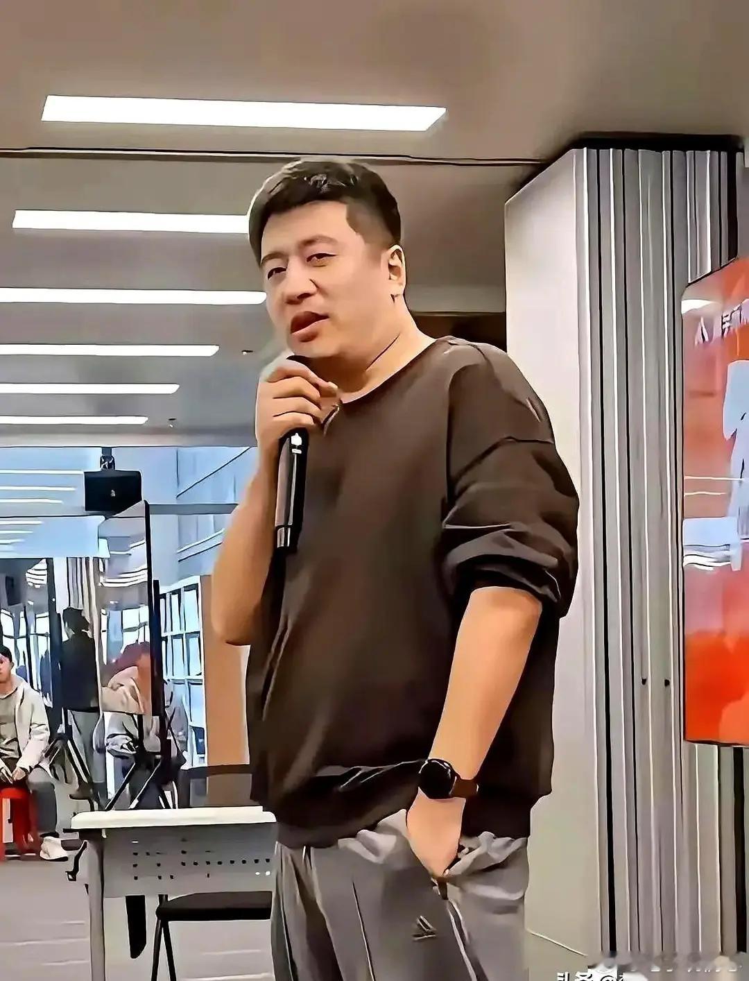 朋友亲见张雪峰真人：腰板笔直气场两米八，精气神才是顶级整容 