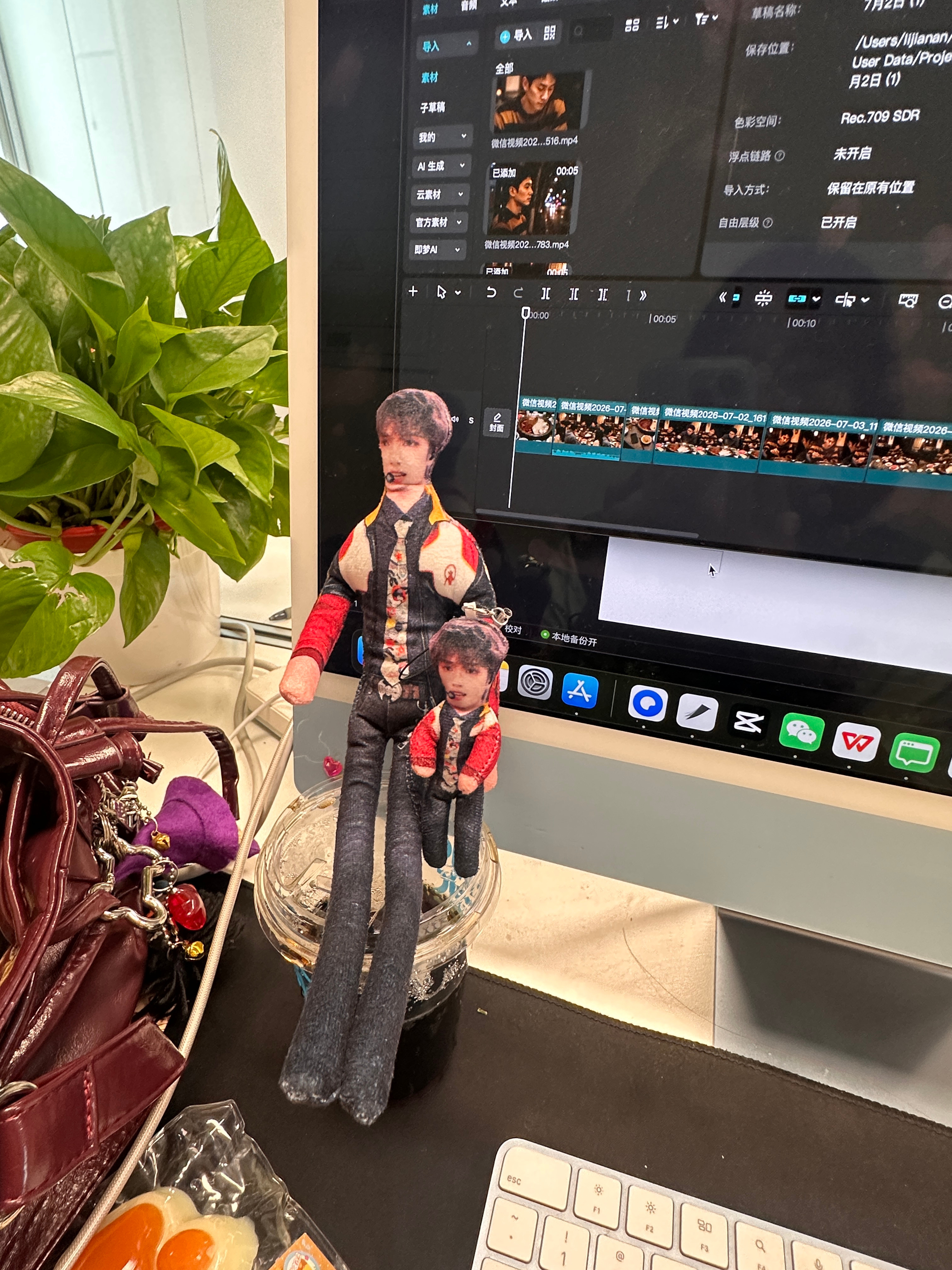 行。翔哥就这么陪着上班吧。 