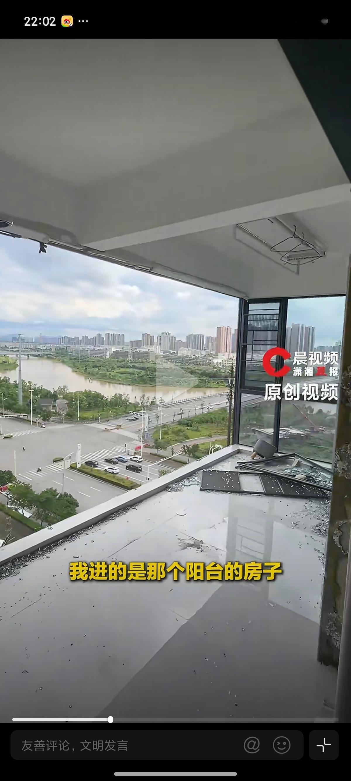 男子被龙卷风吸走屋子几乎被掏空近些年很多极端天气，特别是飓风，现在这样的落地窗哪