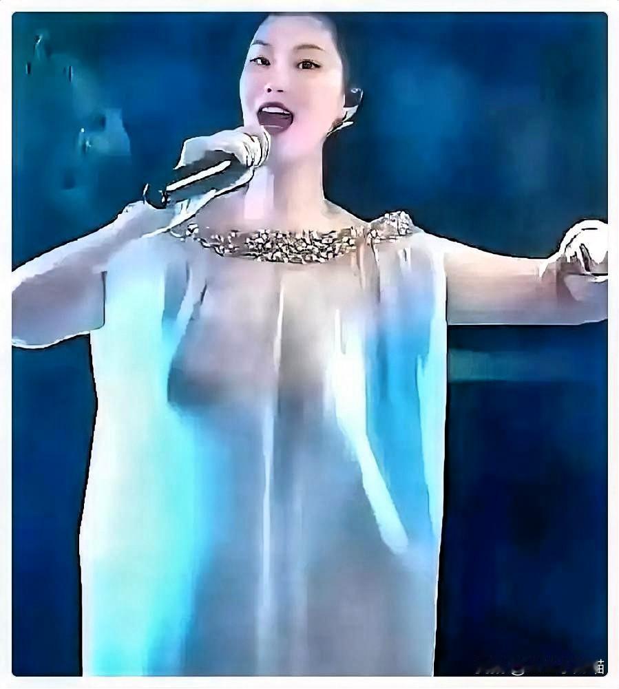 50万人彻夜未眠！
全网炸锅！
不是因为意外走光，而是被这一身“透明战袍”给震慑