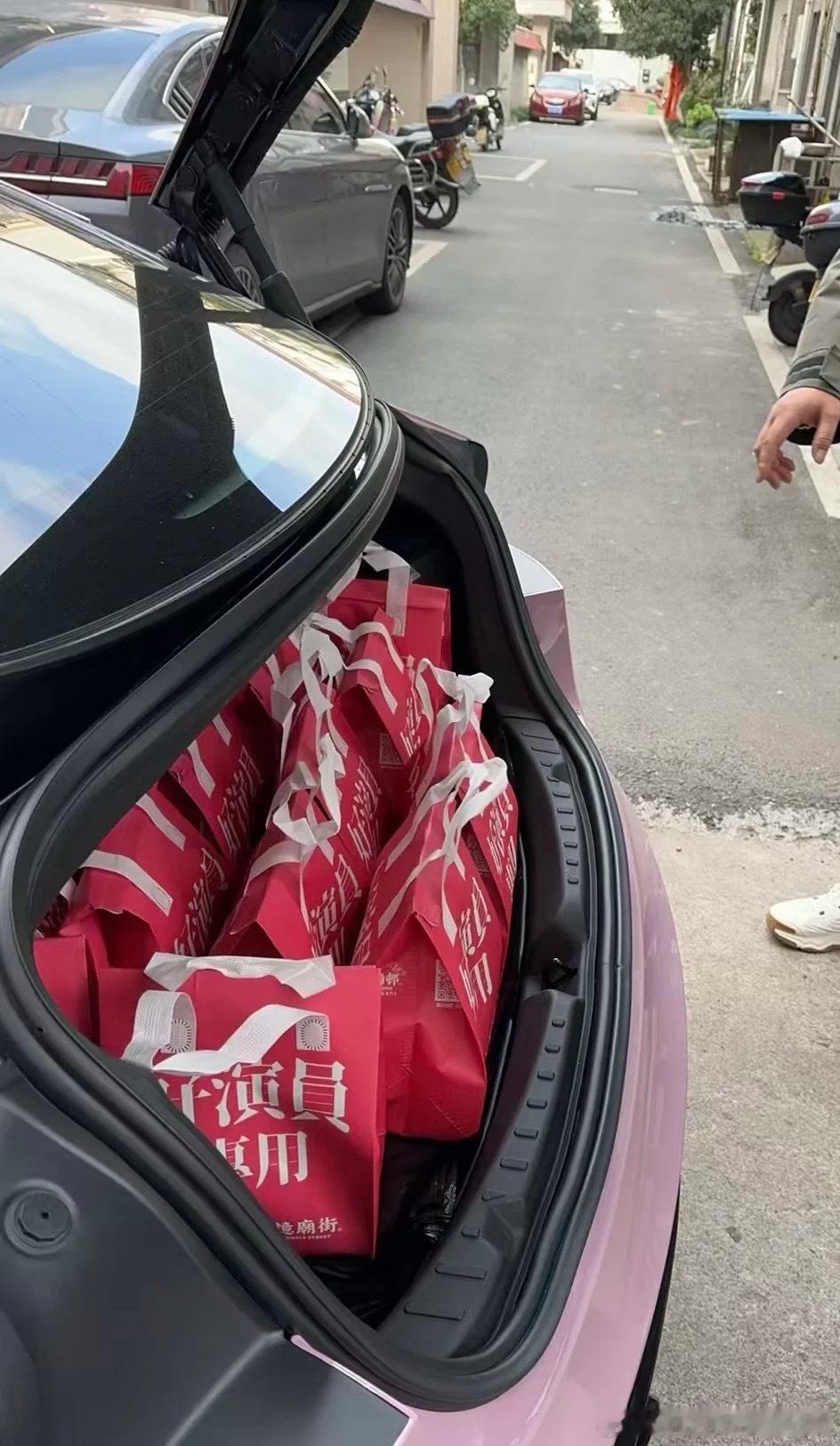 丁禹兮连续三天请客 玉溪又又又请客了！ 丁禹兮进组三天连续请客 连续三天了[可怜