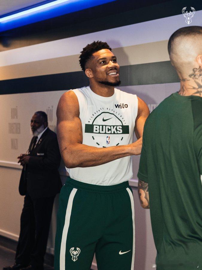 一名球队总经理表示：“雄鹿要价高得离谱，他们要所有的年轻球员，再加上所有的选秀权