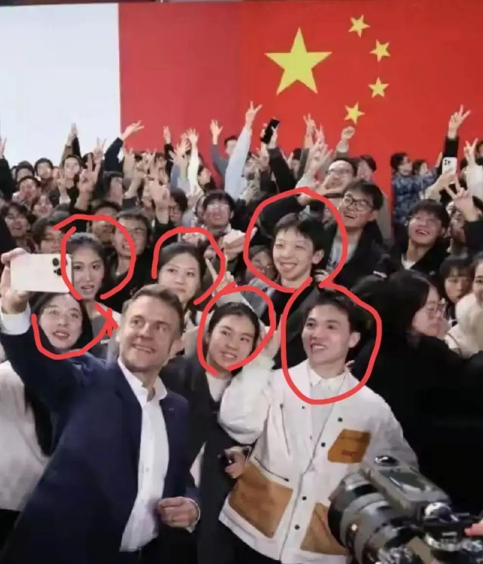 四川大学的同学们，真是出了名的颜值高。
这不，法国总统马克龙来访，在现场和学生互