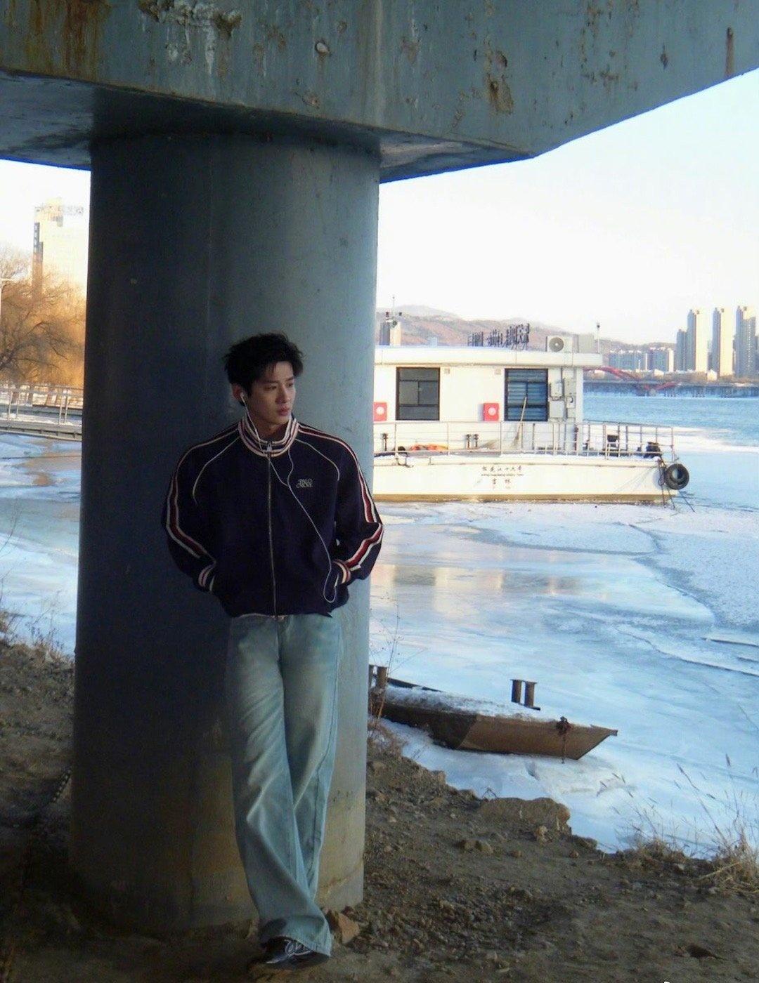 ｜白敬亭王长海 

“鱿鱼”王子系列之一

你再不出来玩，我要“鱿鱼”了😂 @