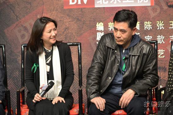 一直觉得何晴气质很小女人，陈宝国很有王者气场。他们同框画面挺美好的，气质搭配和谐