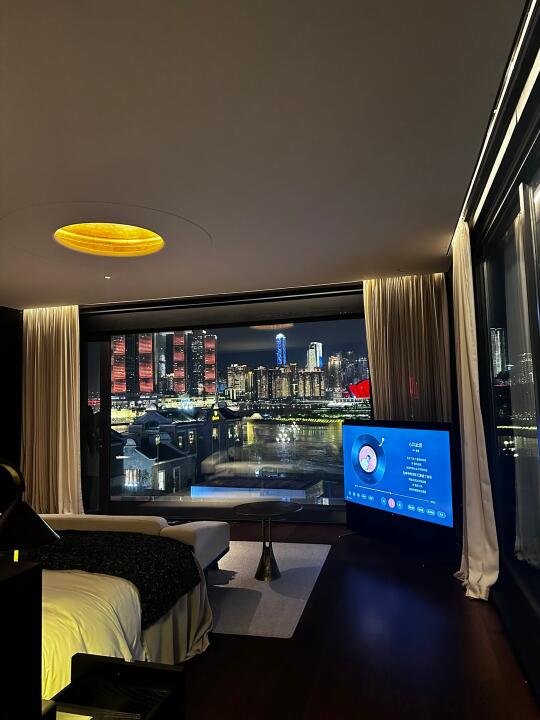 刚退房，住进重庆南滨路一线江景南法假日