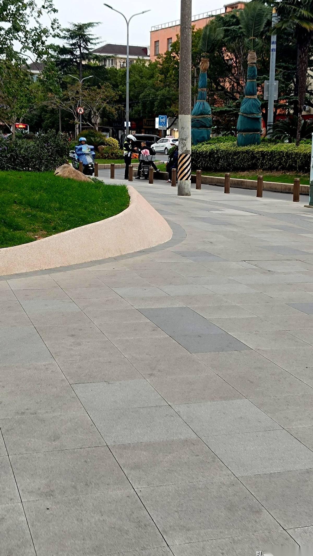 中午11点，邻居家男人的酒局就开了。
一盘爆炒羊肚，一盘油焖蚕豆。电视开着，小酒