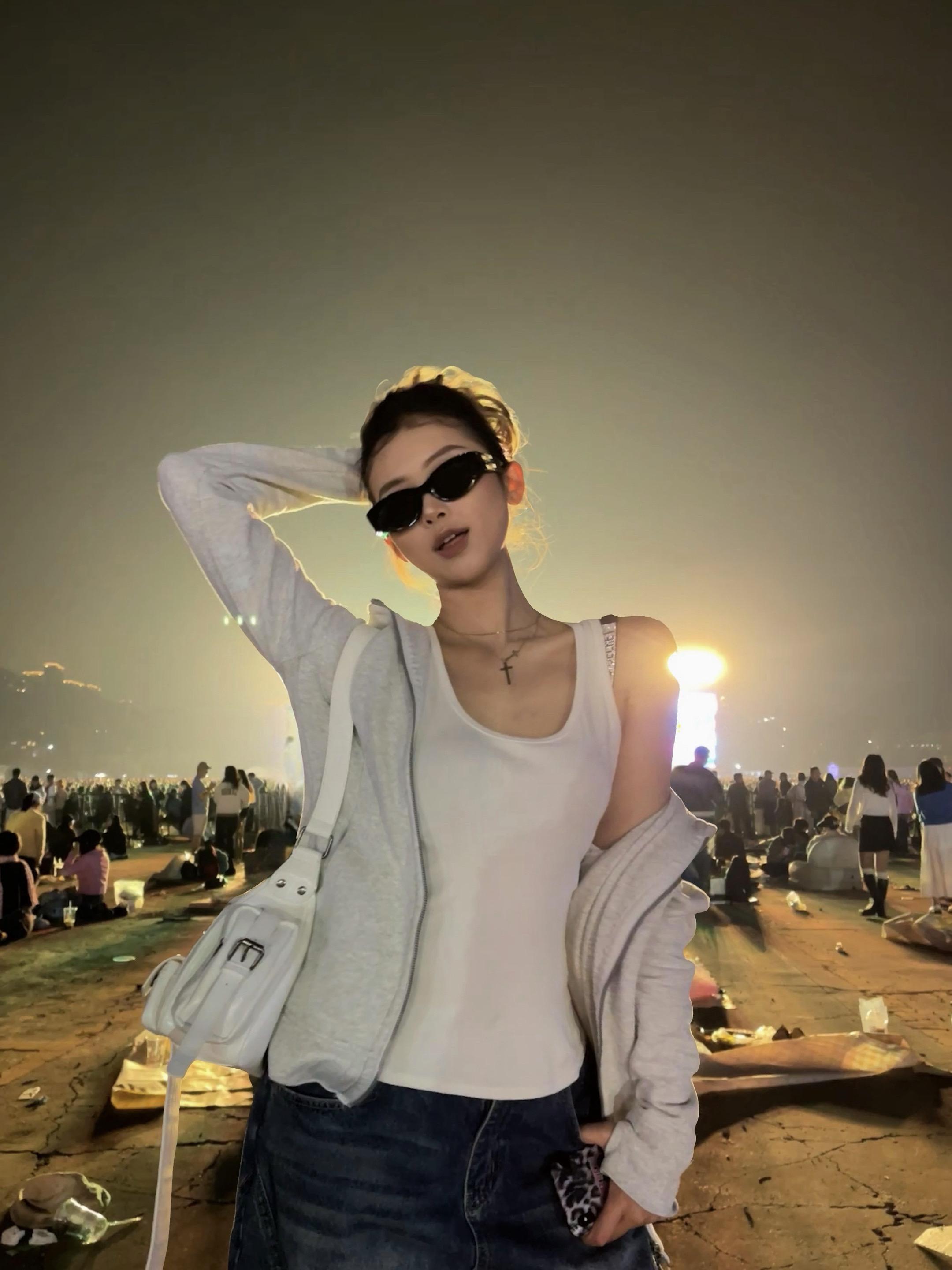 look in my eyes.     蟑螂什么时候再来中国开一场