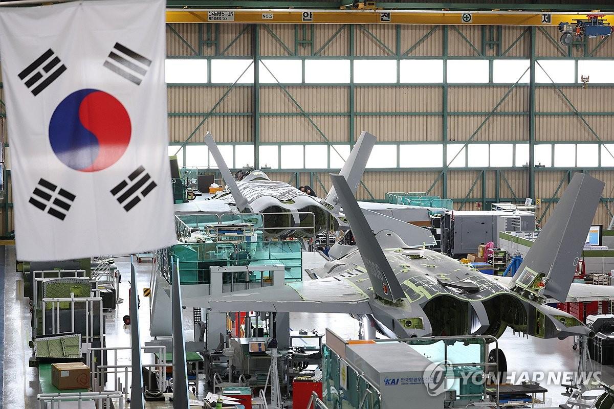 韩国国产超音速战机KF-21生产车间曝光
5月13日，位于在韩国庆尚南道泗川市的
