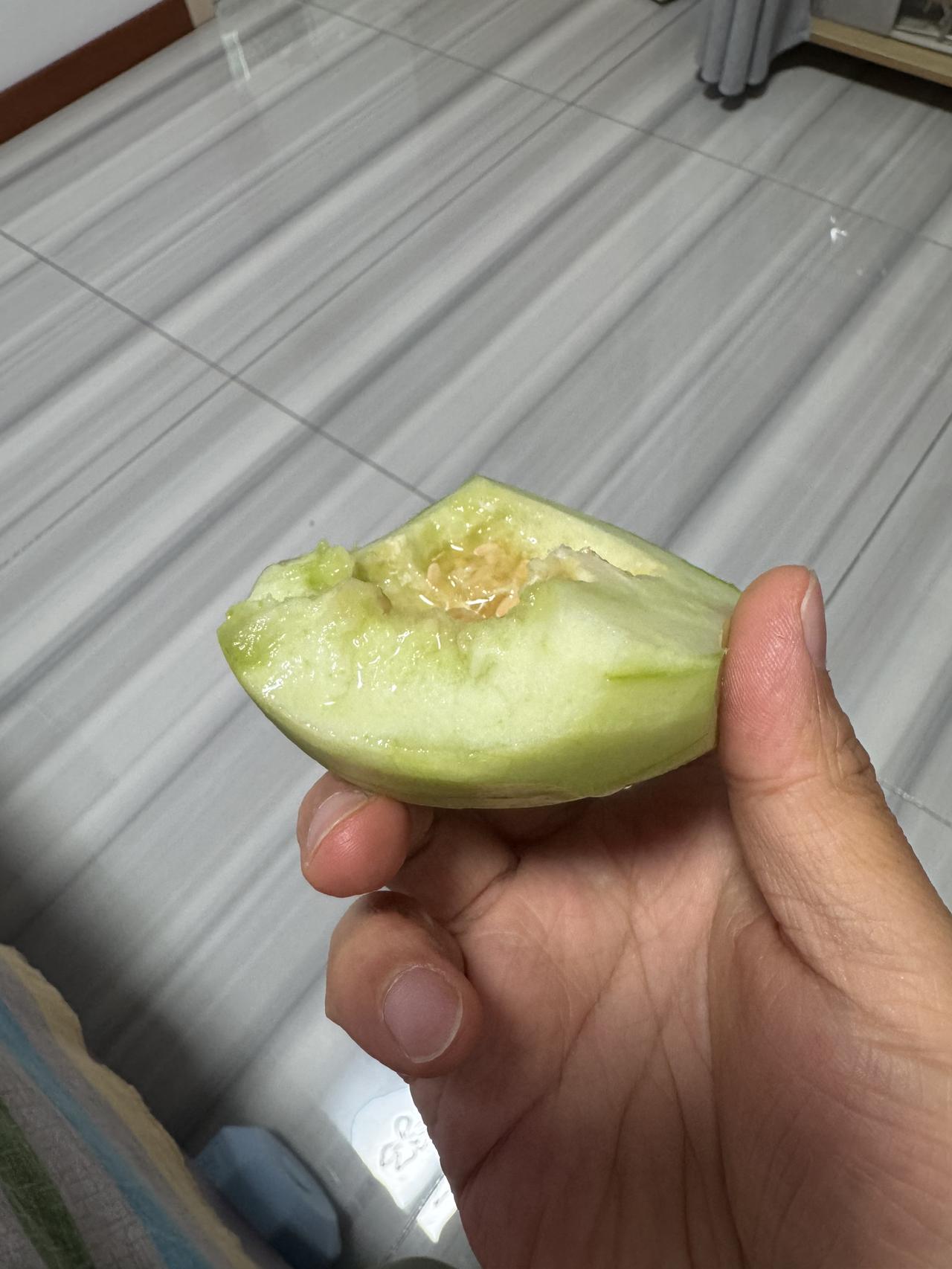 我躺在床上，刚才听到她在给瓜削皮，我当时就在想，如果她削完皮不给我送过来一块，那