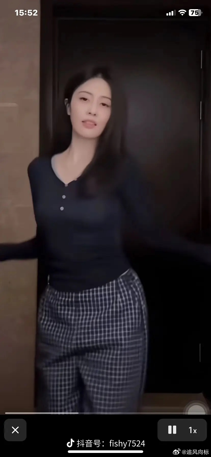 白鹿简直就是衣服架子呀，这么普通的衣服都穿的像超模！ 