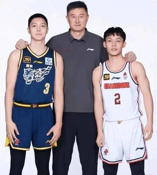 感觉胡明轩与徐杰五行相克呢？
胡明轩不在的时候，徐杰打出的表现绝对是CBA最顶级