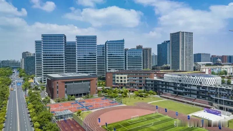 杭州初中50强的话题最近很火。很多家长关心孩子能上哪所好初中。有人觉得二军高录取