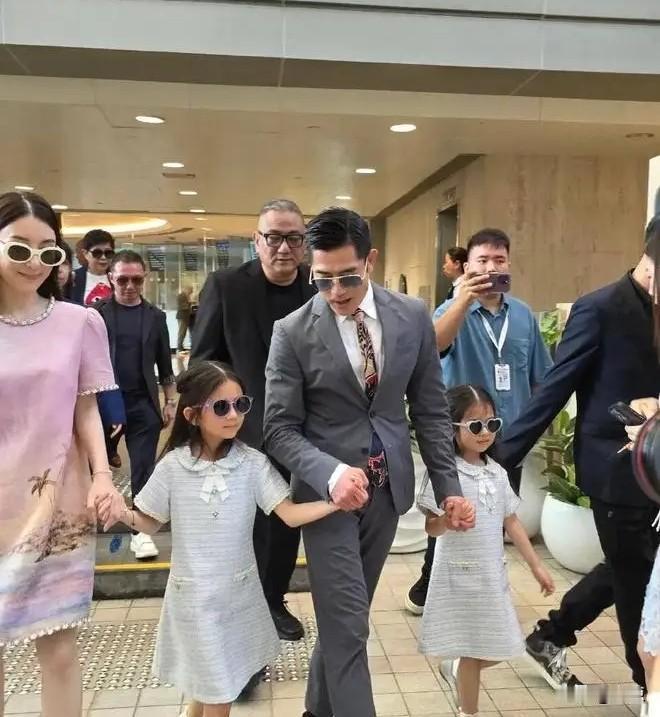 郭富城与方媛带着三个女儿低调现身机场，一家人启程前往杭州筹备演唱会。夫妻俩温柔轮