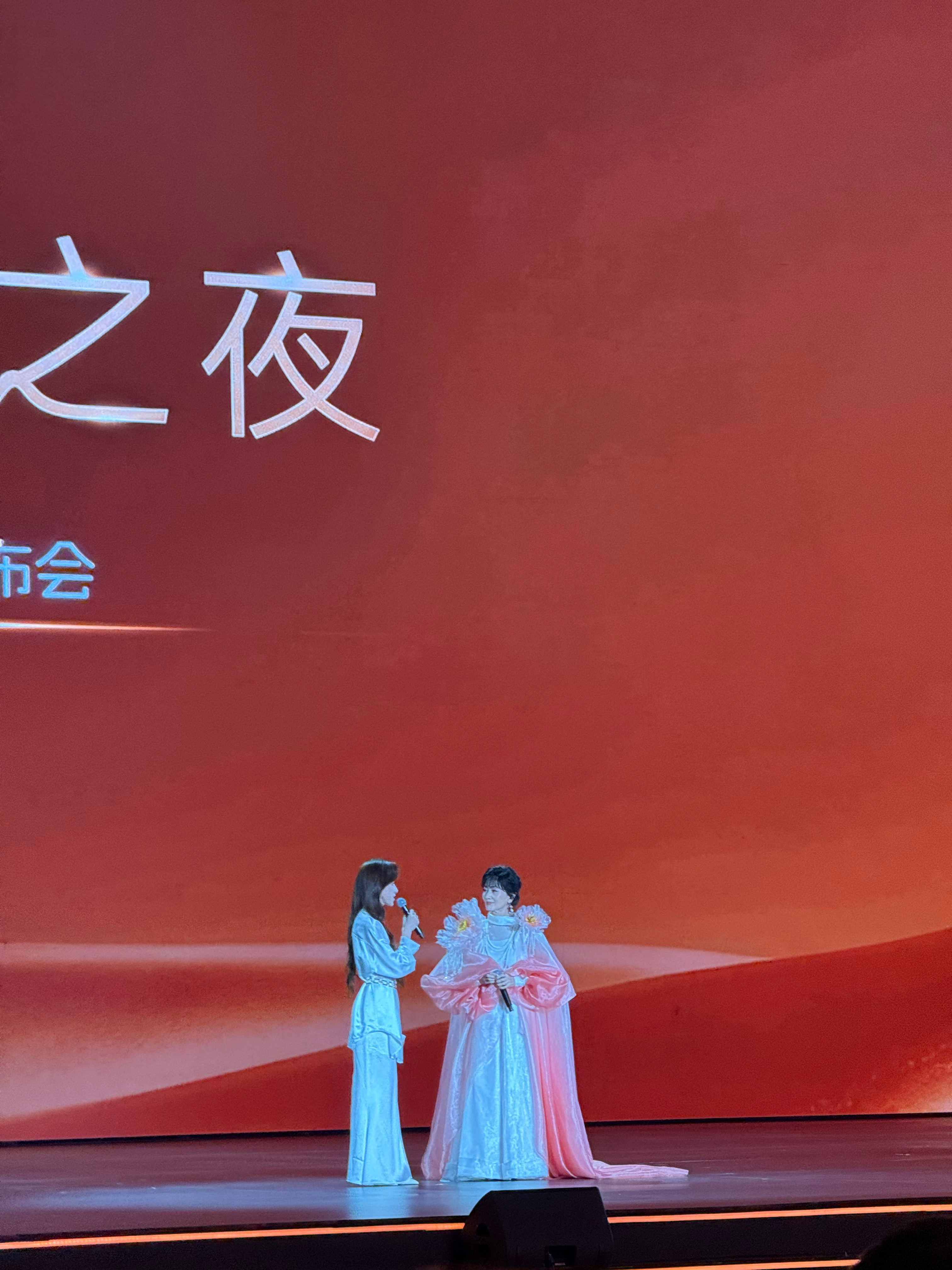 赵雅芝怎么都不会老的啊[doge]也是照顾老年人给放大号提词器了马凡舒一出来感觉