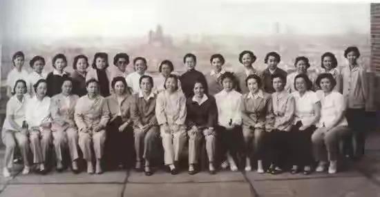 第一代领导人夫人最全的一次合影。

这是50年代末，26位领导的夫人在上海的集体