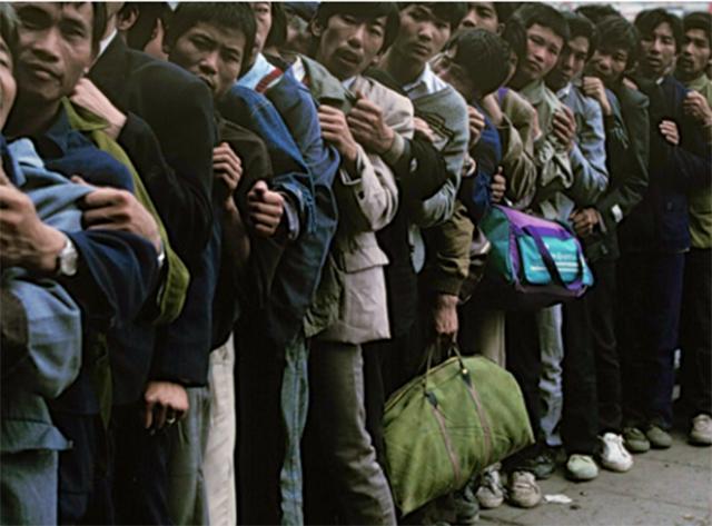 [微风]震惊全国的下岗潮，为何发生于90年代？几千万工人无端下岗，被说成人浮于事