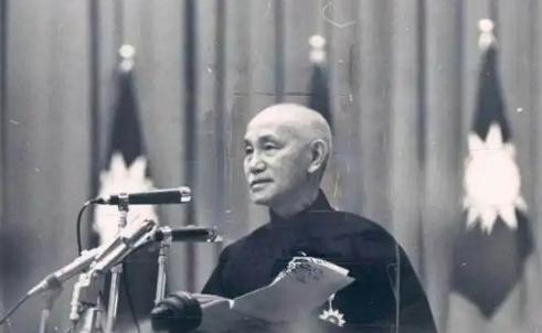 1950年9月3日，一个74岁的老头在纽约病房里咽了气。消息传到台湾，蒋介石二话