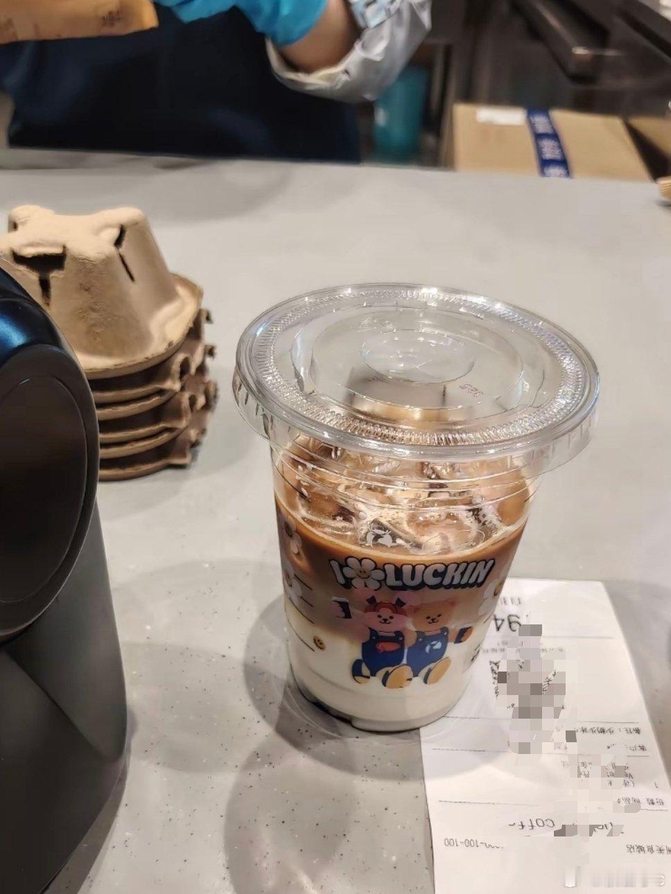 瑞幸咖啡去冰仅半杯可退款点杯去冰拿铁，结果半杯是空气。店员说“公司标准配方就是这