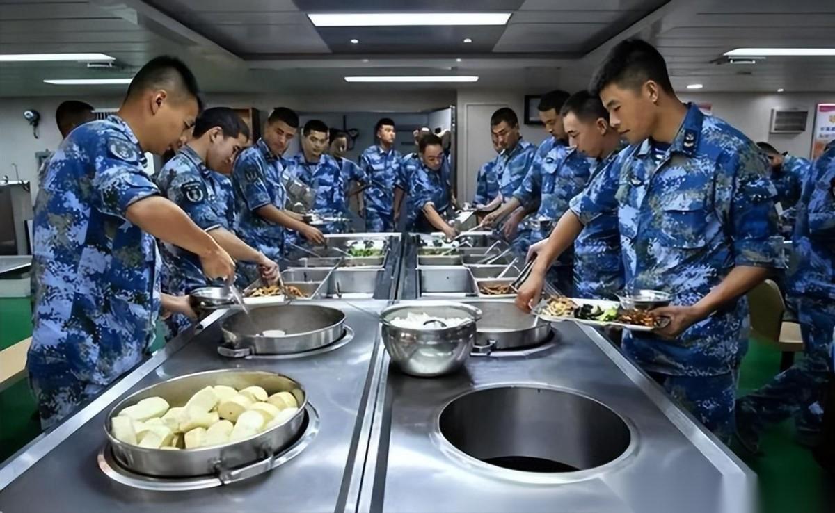 “养航母”到底有多费钱？这么说吧，山东舰常年驻守着3000多名官兵，为了保证舰上