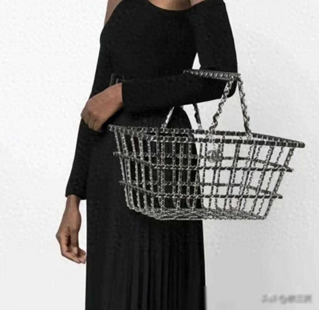 107万买个购物篮？香奈儿这款包刷新拍卖纪录！

近日，香奈儿一款造型酷似购物篮