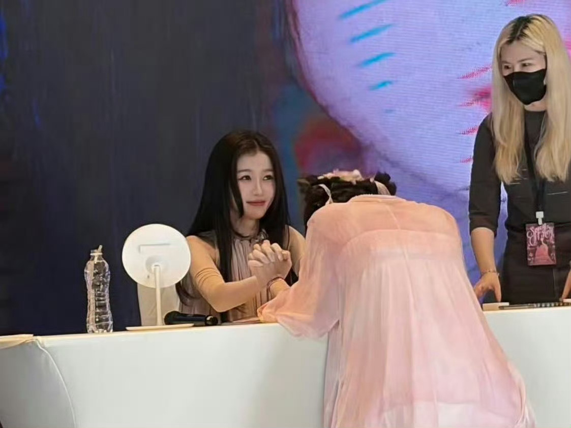 虞书欣签售会上粉丝也太会了吧穿着虞书欣三个受到关注的衣服一下就回到了当时。青你的