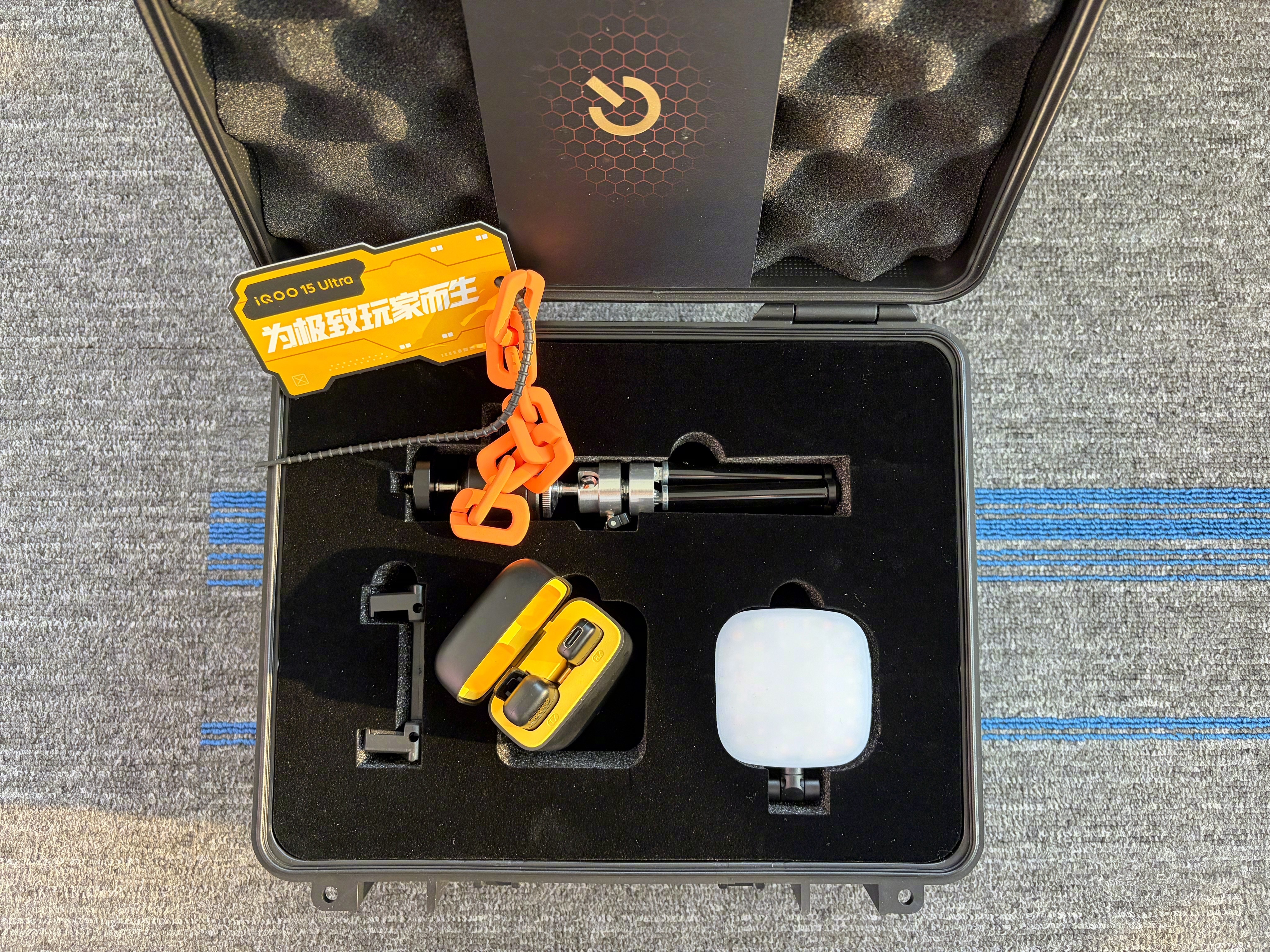 厂商送的周边，随意评论抽1位送出一套。  👏 