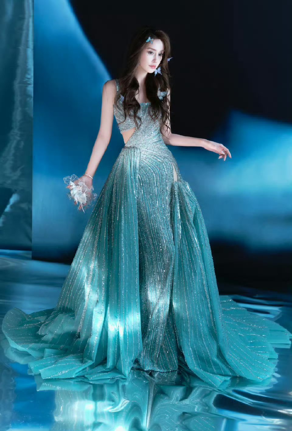 女明星蓝色妖姬造型 