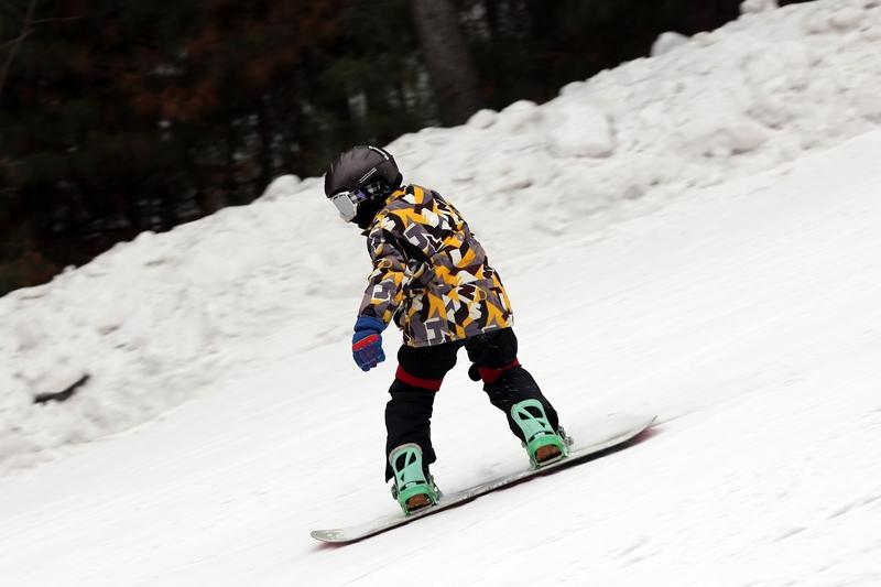 该陪孩子还是该挣钱，这真是个让人纠结的难题。先挣钱吧，经济压力小，还能扩大人脉给