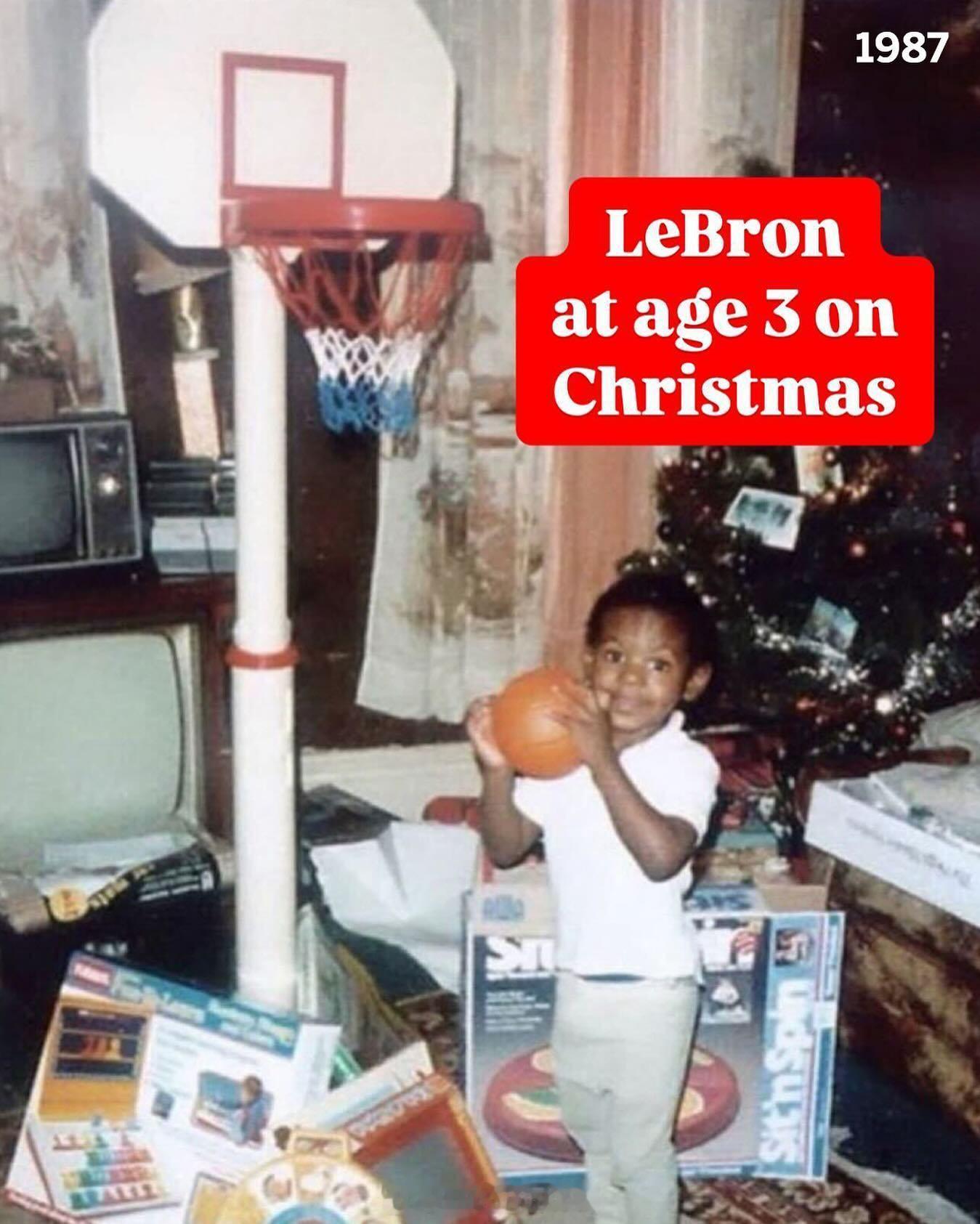 勒布朗詹姆斯的妈妈在他第三个圣诞节给他买了一个篮球架。剩下的就是历史了。有史以来