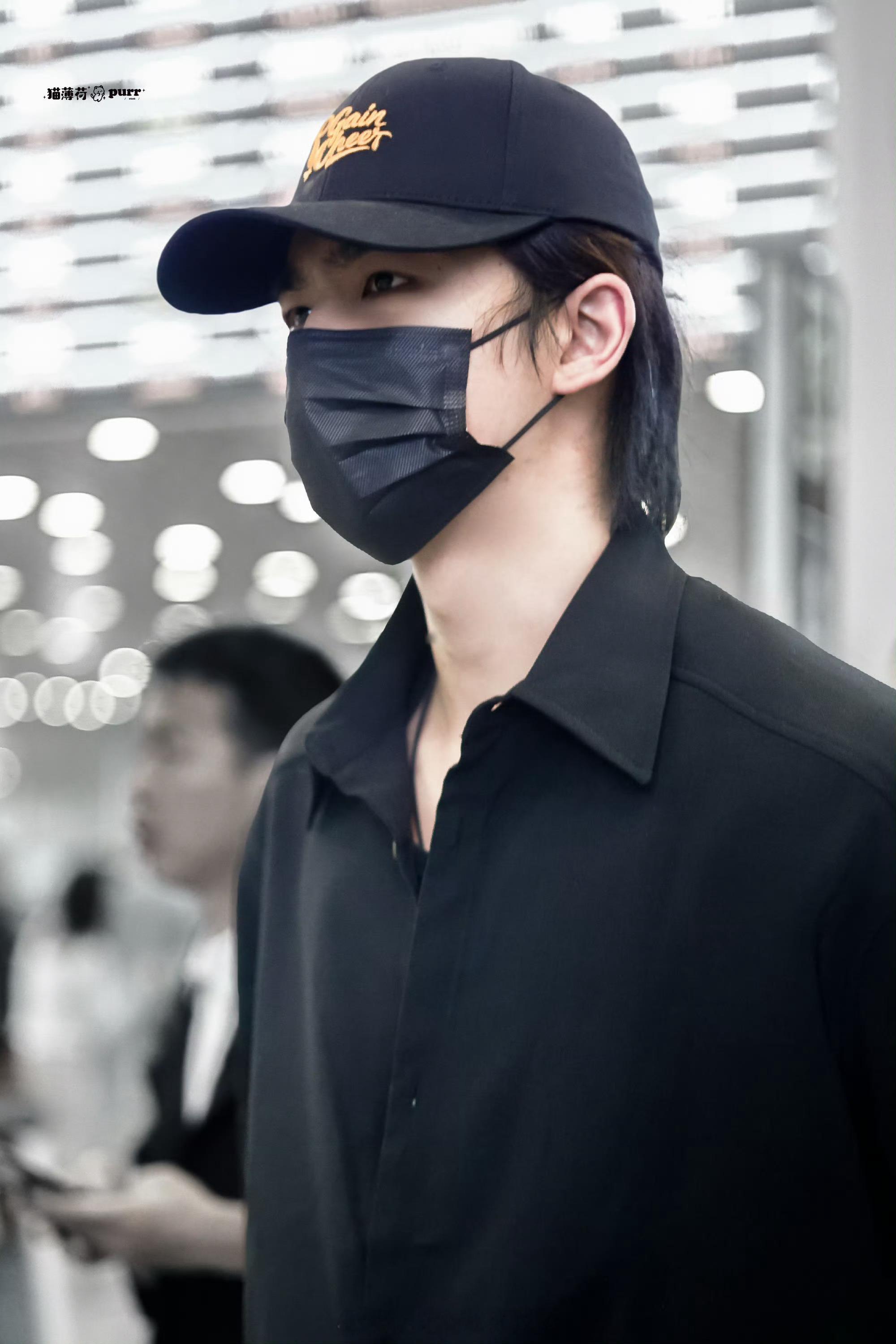 李宏毅深圳到达路透，黒帮小少爷既视感宏e衣架子走路带风，好帅 